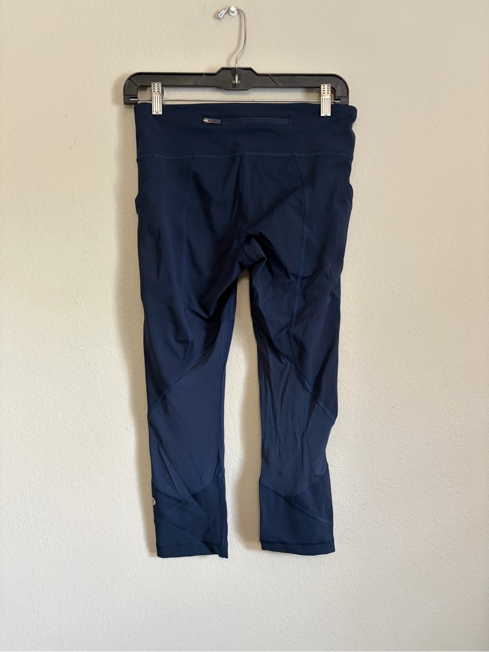 LULULEMON navy pocketed cropped leggings size 6 athletic athleisure